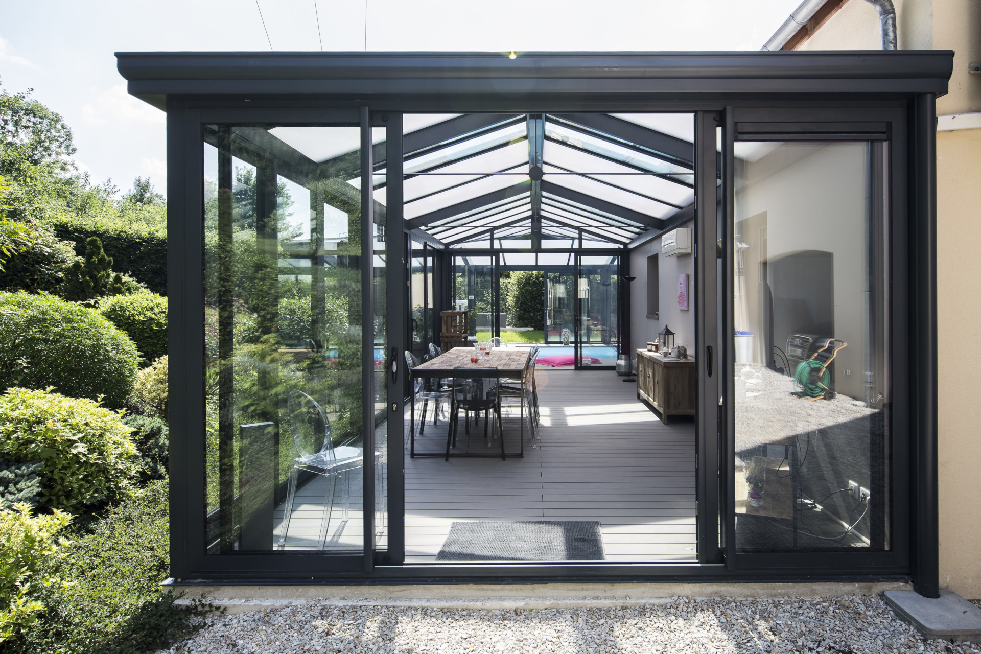 verandaaluminium-classique-toiture4pentes-jouylepotier© Vérandas SOKO - F. Pieau
